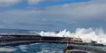 Tragedia a Tenerife: l’onda travolge le persone sul molo di Puerto de la Cruz