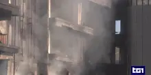 Incendio in un edificio occupato di Roma, grave un uomo che si è lanciato per sfuggire alle fiamme
