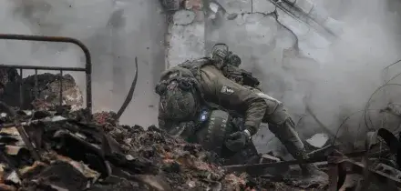 I russi avanzano in più punti, a Pokrovsk 300 incursori entrati con la nebbia