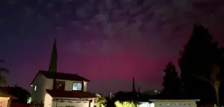 Cielo rosso su San Jose: lo spettacolo dell'aurora boreale in California