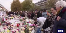 Dieci anni dopo gli attentati di Parigi, la Francia commemora le 132 vittime del terrore jihadista