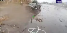 Drone russo si abbatte su carro armato T-80 e due pick-up ucraini nel Donetsk: video in soggettiva