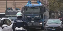 Corteo degli studenti a Torino: idranti e carabinieri schierati davanti Porta Susa