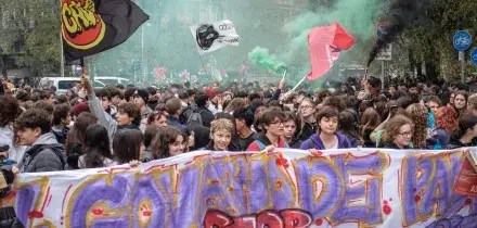"No Meloni day" studenti in varie città italiane contro il governo, tafferugli a Bologna e Torino