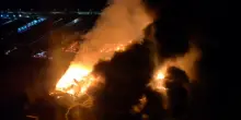 Forte esplosione in una zona industriale di Buenos Aires: "Incendi di proporzioni enormi"