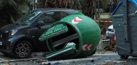 Tromba marina a Genova, scooter, moto e auto spazzati via dalla furia di acqua e vento