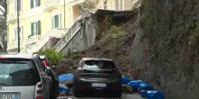 Maltempo a Genova, frana un muraglione in zona Pegli, auto travolte