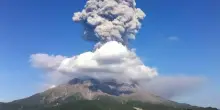 Giappone, erutta vulcano Sakurajima: è allarme di livello 3. Una colonna di fumo di 4.400 metri