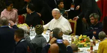 Lasagne, cotolette, babà: il Papa pranza coi Poveri. "Governi ascoltino urlo soffocato da benessere"