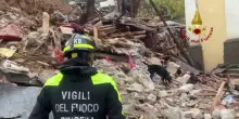 Frana a Cormons, i cani dei vigili del fuoco in azione tra le macerie alla ricerca dei dispersi