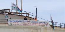 Portovesme, un gruppo di operai di Eurallumina a 40 metri su silo: "Mimit ci convochi"