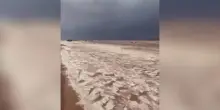 Arabia Saudita, grandinata eccezionale vicino a Medina: un fiume di ghiaccio scorre nel deserto