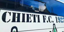 I tifosi del Chieti prendono a sassate il bus dei propri giocatori