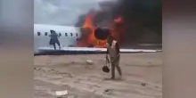 Congo. Aereo finisce fuori pista e prende fuoco: la fuga dal velivolo in fiamme