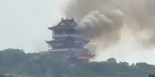 Le fiamme divorano il tempio di Yongqing in Cina