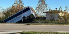 Bus con studenti nel fosso dopo lo scontro con un'auto. Grave la donna alla guida dell'auto