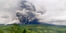 Indonesia, la furia del vulcano Semeru: massima allerta e villaggi sommersi dalla cenere