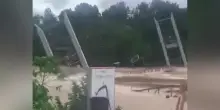 Vietnam, il ponte sospeso cede alla piena: la struttura viene spazzata via in pochi secondi