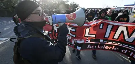 Ex Ilva, fabbrica occupata e blocchi stradali, Urso: "Incontro 28 novembre stabilimenti nord Italia"