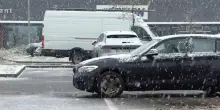 Prime nevicate nel milanese, fiocchi imbiancano le auto