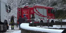 Bergamo, Val Serina sotto la neve, un tir di traverso sulla strada: in azione i vigili del fuoco
