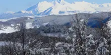 Il manto bianco si stende sulle montagne con la prima neve al Terminillo nel Lazio: video