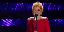 Sanremo 2023, Ornella Vanoni diva sul palco con il bouquet di carciofi