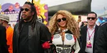 Beyonce al Gp di Las Vegas: tuta aderente da moto e poi hot pants rosso Ferrari