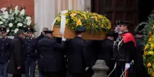 I funerali di Ornella Vanoni, l'arrivo del feretro in chiesa tra applausi e commozione