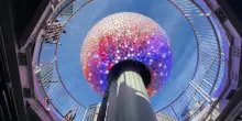 Milioni di cristalli fanno brillare la nuova sfera che campeggia su Times Square: le prime immagini