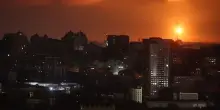 La contraerea di Kiev intercetta i droni russi, le esplosioni illuminano il cielo notturno