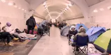 Bombe russe su Kiev, gli abitanti si rifugiano nella metro con tende e brandine