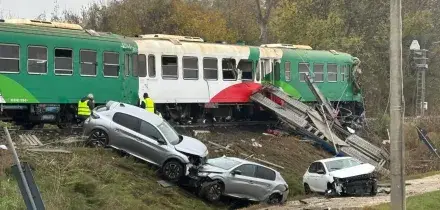 Scontro fra un camion e un treno nel Ferrarese. Tre feriti in ospedale