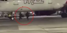 Colonia, perdono il volo: due passeggeri corrono in pista per fermare l&rsquo;aereo