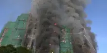 Incendio tra i grattacieli di Hong Kong: le fiamme avvolgono alcune torri, quattro morti