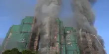 L'incendio che ha distrutto i grattacieli a Hong Kong: il video in timelapse