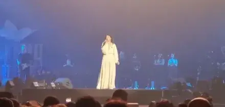 Elisa emoziona Roma, la dedica “Per tutte le donne che stanno soffrendo e che non ci sono più"