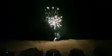 La notte del Sahara rischiarata a giorno: lo spettacolo dei fuochi d'artificio sul campo tendato