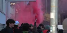 Assalto a La Stampa, manifestanti pro Pal entrano del quotidiano e imbrattano muri