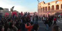 Roma, il corteo per Gaza passa davanti al Colosseo