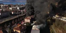 Il video dell'impressionante incendio a Laveno Mombello
