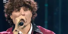Sanremo Giovani 2026, Seltsam con "Scusa mamma" passa il turno
