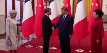 Il presidente cinese Xi accoglie il presidente francese Macron a Pechino