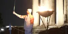 Milano-Cortina 2026: la fiamma olimpica illumina l'Acropoli di Atene, poi parte per l'Italia