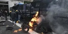 Ilva, a Genova il corteo dello sciopero generale. Tensioni: polizia usa lacrimogeni, operaio ferito