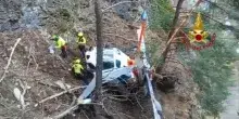 I Vigili del Fuoco al lavoro dopo l'incidente all'elicottero in Valtellina