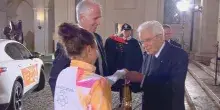 Jasmine Paolini consegna la fiamma olimpica al presidente della Repubblica Sergio Mattarella