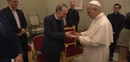 Papa Leone XIV e Roberto Benigni guardano insieme il monologo dedicato a San Pietro