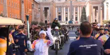 Roma, la torcia olimpica in Via della Conciliazione