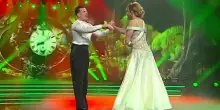Ballando con le Stelle, l'eleganza di Barbara D'Urso mentre danza con un tutore dopo l'infortunio